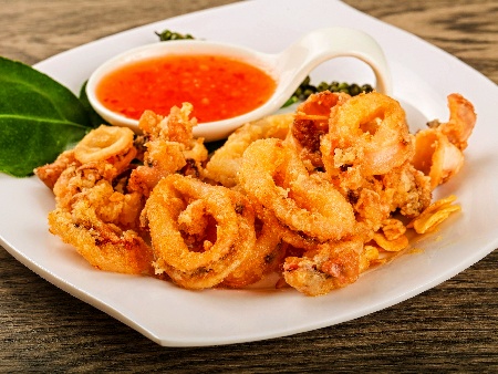 Пържени калмари по лимасолски (кипърски), накиснати в прясно мляко, панирани в яйца и галета